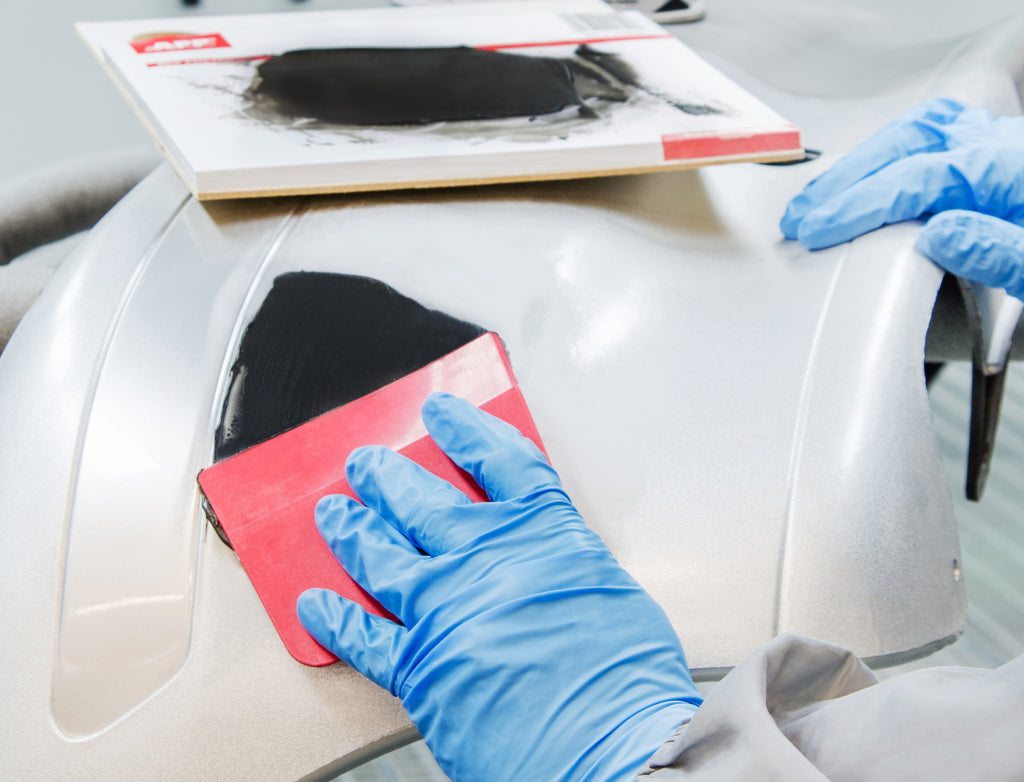 APP Plastiflex – Pružný polyesterový tmel na plasty